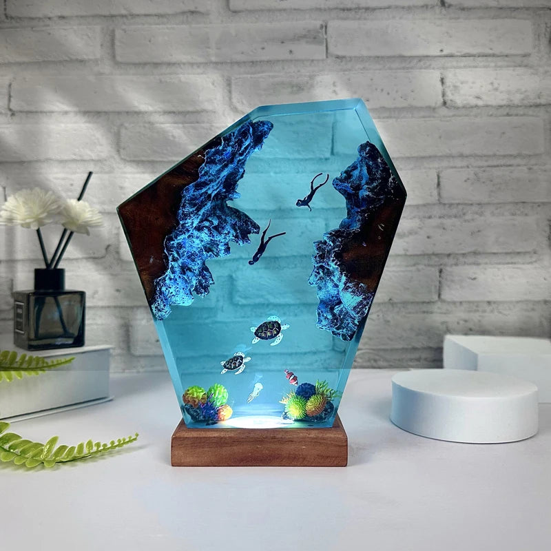 Turtle resin lamp underwater scene detail – Woodiny