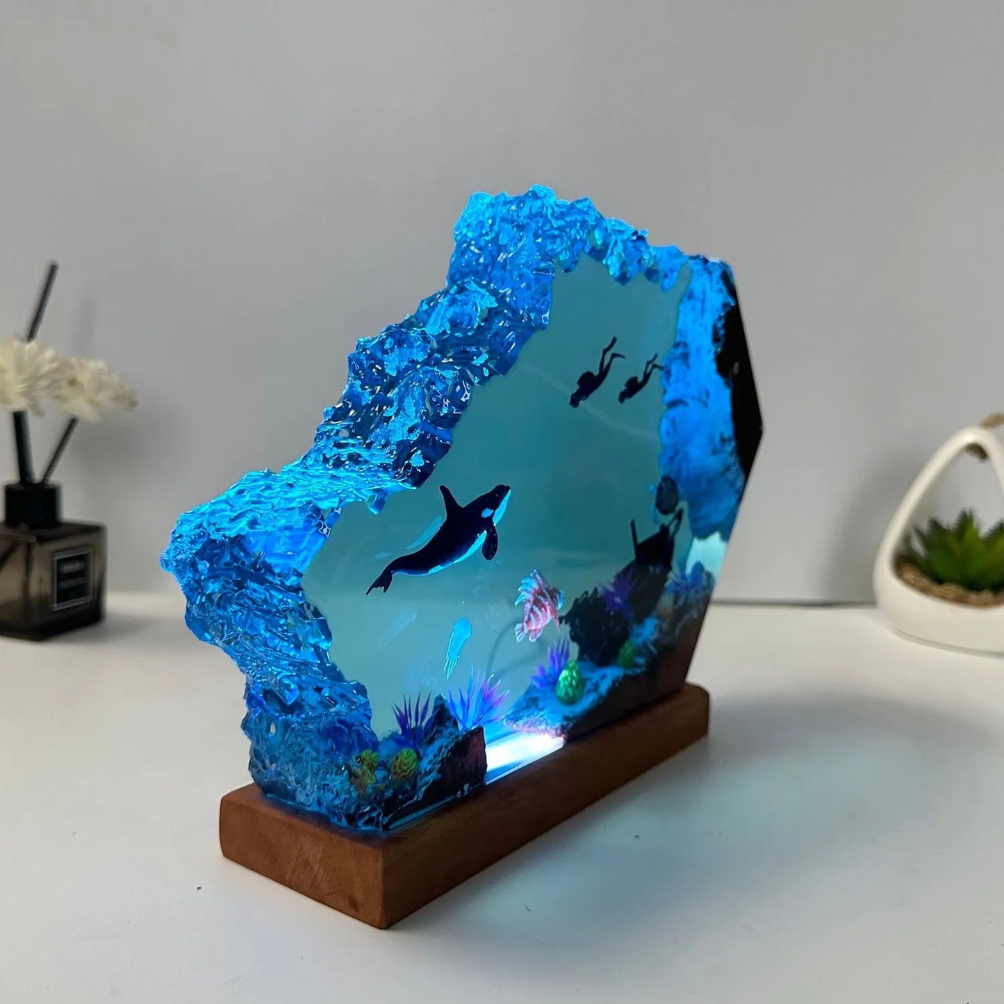 Whale resin lamp underwater scene – Woodiny