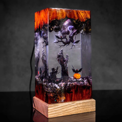 Strašidelná halloweenská noční lampa svítící v tmavém pokoji – Woodiny