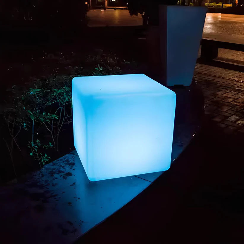 Garden cubic lamp detail view – Woodiny