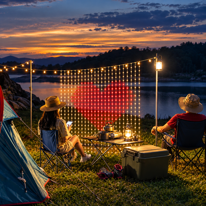 LED-Lichtvorhang mit einem Herz beim abendlichen Camping am See
